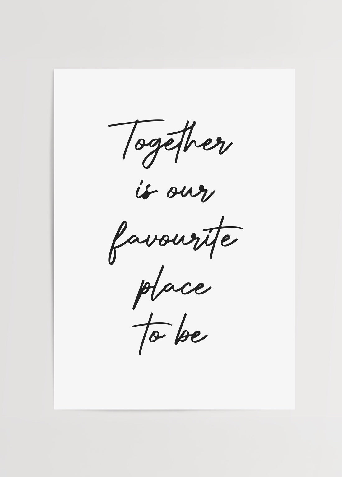 “Together is our favourite place to be” yazılı, siyah el yazısı fontuyla tasarlanmış minimalist tipografi poster